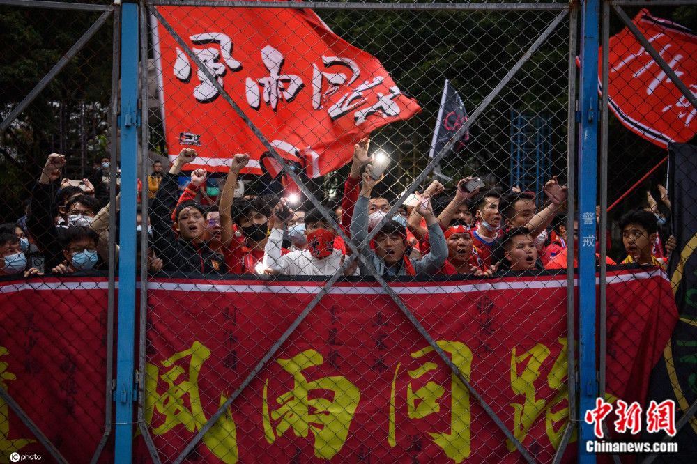 于是，他便立刻对外发布消息，宣称兴隆号已被他劫持，喊话兴隆号的船东，要求船东向他们支付一千万美金的赎金。